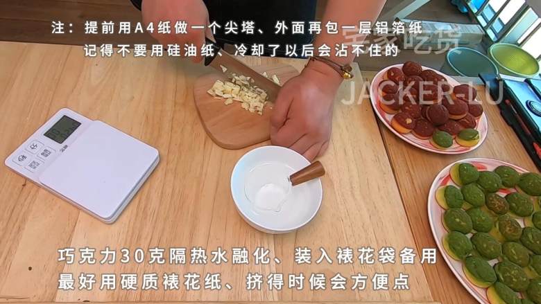 圣诞双色泡芙塔,高颜值外表,超甜蜜的奶油,酥脆的泡芙。,用A4纸做一个尖塔,外面再包一层铝箔纸,不要用油纸会沾不住。同时<a style='color:red;display:inline-block;' href='/shicai/ 874'>巧克力</a>30克切碎。