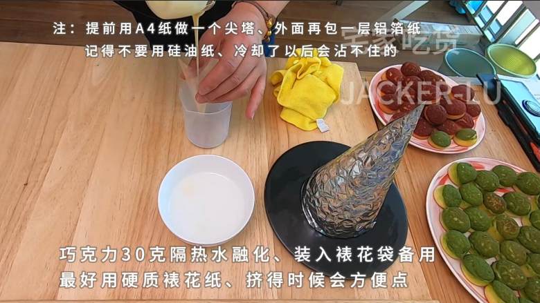圣诞双色泡芙塔,高颜值外表,超甜蜜的奶油,酥脆的泡芙。,巧克力隔热水融化,装入裱花袋待会当粘合剂备用。