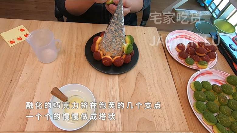 圣诞双色泡芙塔,高颜值外表,超甜蜜的奶油,酥脆的泡芙。,融化的巧克力挤在泡芙的几个支点,一个个的慢慢做成塔状。