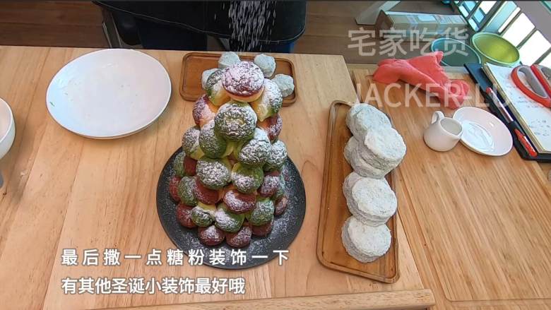 圣诞双色泡芙塔,高颜值外表,超甜蜜的奶油,酥脆的泡芙。,最后撒一点糖粉装饰一下。