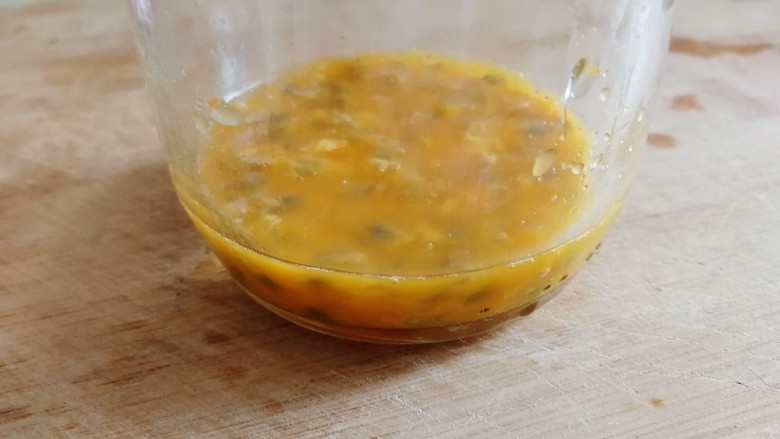 缤纷水果茶,准备一个干净杯子,挖出百香果肉。