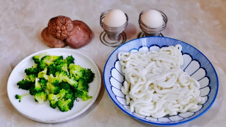 鸡蛋炒乌冬面,准备食材,<a style='color:red;display:inline-block;' href='/shicai/ 119'>西兰花</a>掰小朵焯水。