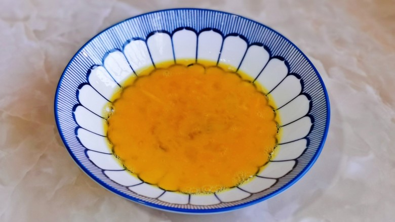 鸡蛋炒乌冬面,<a style='color:red;display:inline-block;' href='/shicai/ 9'>鸡蛋</a>可入碗中,加入适量盐用筷子打散。