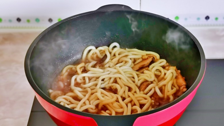 鸡蛋炒乌冬面,加入<a style='color:red;display:inline-block;' href='/shicai/ 546'>乌冬面</a>小火翻炒,再加入半小碗纯净水。