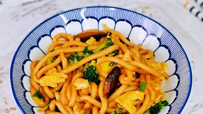 鸡蛋炒乌冬面,一人食太满足了,喜欢的做起来。