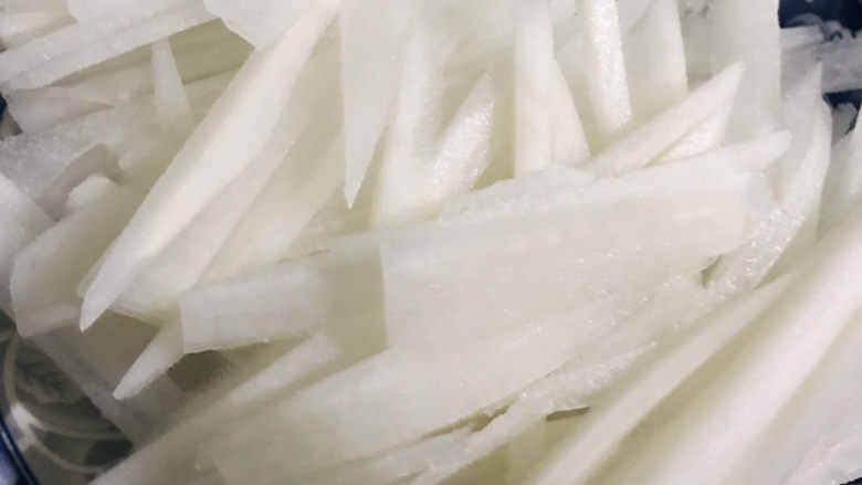 萝卜肉丸汤. ,萝卜去皮,切成丝