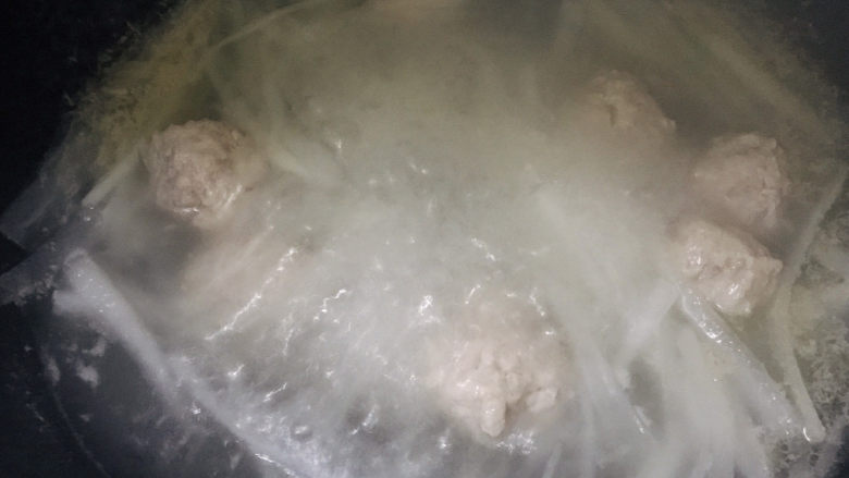 萝卜肉丸汤. ,烧至水开,中间开盖轻轻搅拌一下