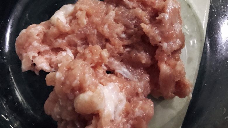 萝卜肉丸汤. ,猪肉洗干净后,剁成肉末(直接买肉末比较省力🤣)