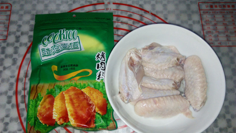 新奥尔良烤鸡翅 ,准备好解冻过的鸡中翅和新奥尔良腌料