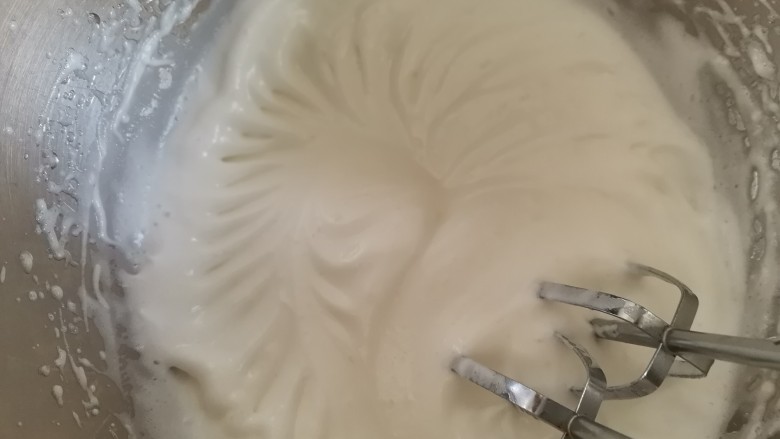 圣诞雪花芝士纸杯蛋糕(红丝绒纸杯蛋糕),打发至出现明显纹路时加入最后的白砂糖