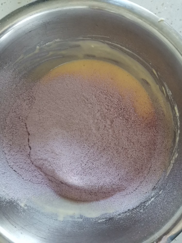 圣诞雪花芝士纸杯蛋糕(红丝绒纸杯蛋糕),筛入所有粉类