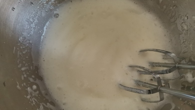 圣诞雪花芝士纸杯蛋糕(红丝绒纸杯蛋糕),打发至粗泡变的细腻时加入第二次<a style='color:red;display:inline-block;' href='/shicai/ 869'>白砂糖</a>