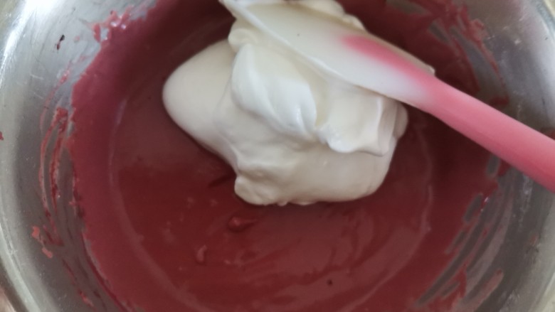 圣诞雪花芝士纸杯蛋糕(红丝绒纸杯蛋糕),再取1/3的蛋白霜到蛋黄糊里翻拌均匀,不能画圈搅拌