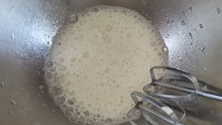 圣诞雪花芝士纸杯蛋糕(红丝绒纸杯蛋糕),再来处理蛋白,打蛋器开高速打到鱼眼粗泡泡时加入1/3白糖(第一次)