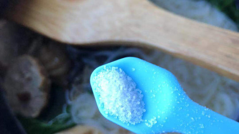三鲜米线,尝尝味道,嫌淡略加一丢丢的盐调味。