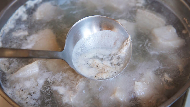 腐竹红烧肉,冷水入锅焯烫去血沫,再用温水冲洗干净浮渣,控水