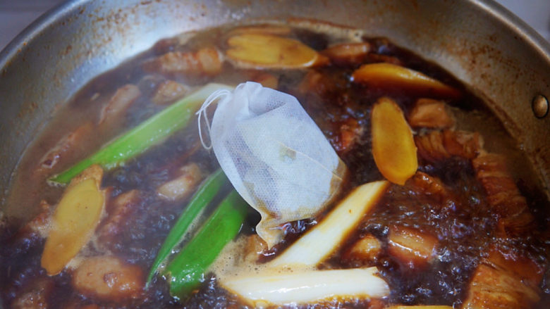 腐竹红烧肉,放入香料包,大火煮开,转小火慢炖一小时