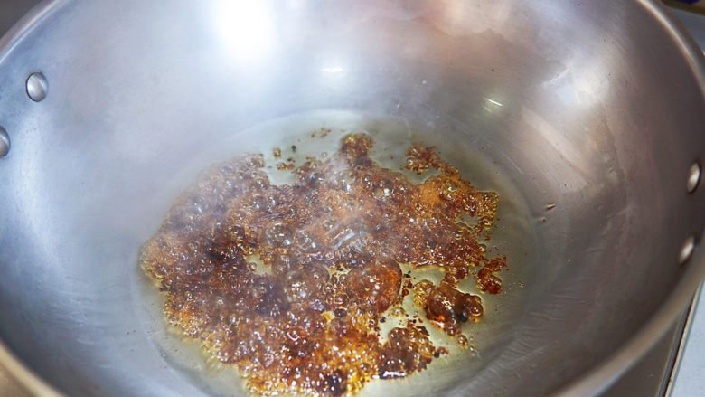 腐竹红烧肉,炒至冰糖大泡转小泡,呈现出焦糖色