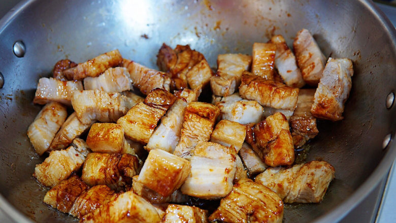 腐竹红烧肉,放入控干水的五花肉,快速翻炒上糖色