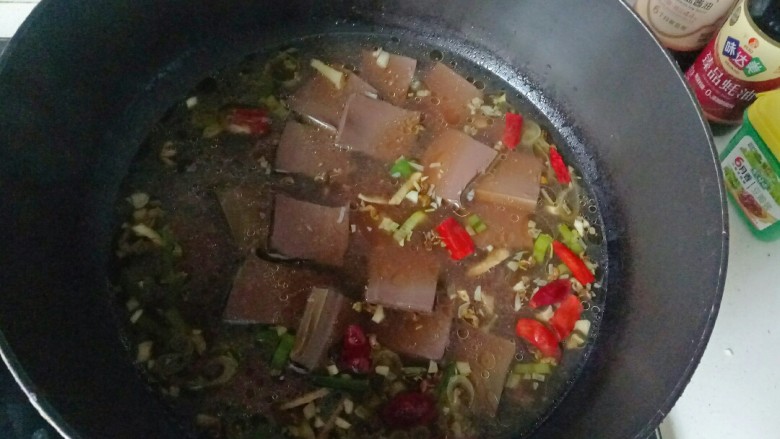 香辣鸭血,倒入焯水后的鸭血,煮2分钟