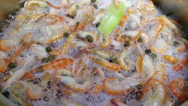 水煮夹板虾,煮开全部变红色,再煮2分钟。