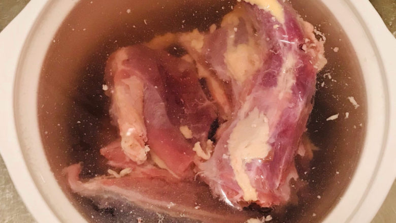 萝卜炖鸭肉,用清水泡起来,最少泡两个小时,去除血水,这个过程相当于焯水