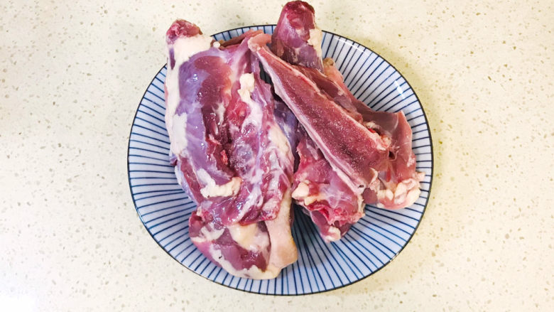 萝卜炖鸭肉,<a style='color:red;display:inline-block;' href='/shicai/ 313'>鸭子</a>买的时候,让师傅直接切成大块
