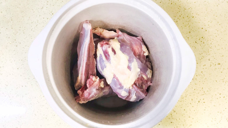 萝卜炖鸭肉,浸泡后的鸭子,冲洗干净后,装入炖锅内