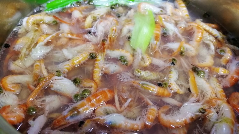 水煮夹板虾,文火煮,加盐入味。