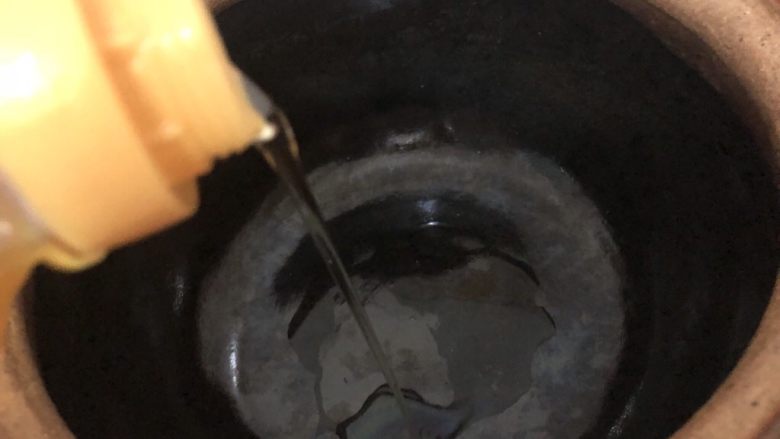 三鲜米线,锅里下油(我用的是砂锅)