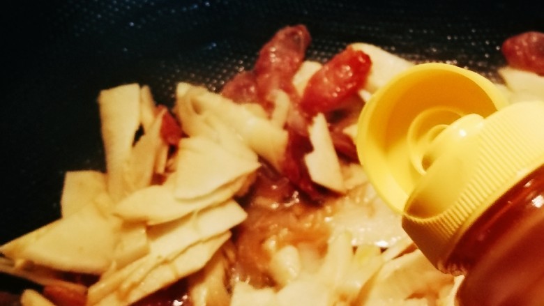 冬笋炒腊肉,倒入鸡汁。