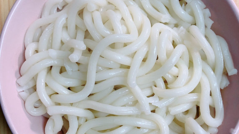 鸡蛋炒乌冬面,乌冬面盛入碗中待用。