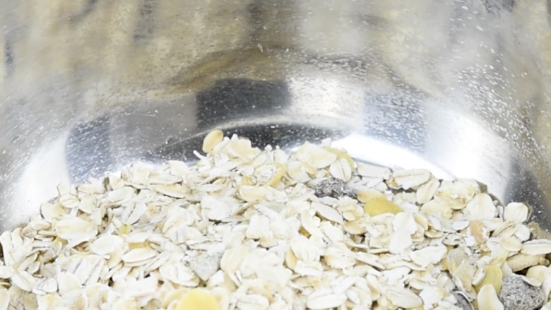 茶籽油燕麦饼干,除了茶籽油先不放以外,其他一起倒入大盆
