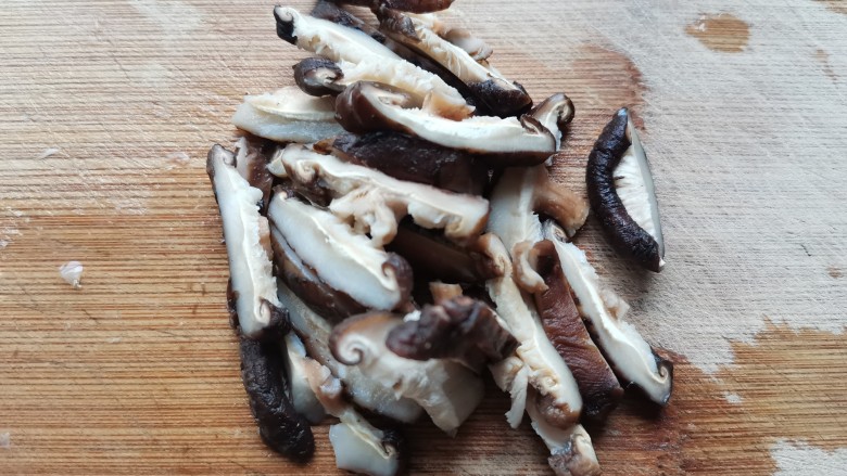 鸡蛋炒乌冬面,香菇提前泡好,切成丝