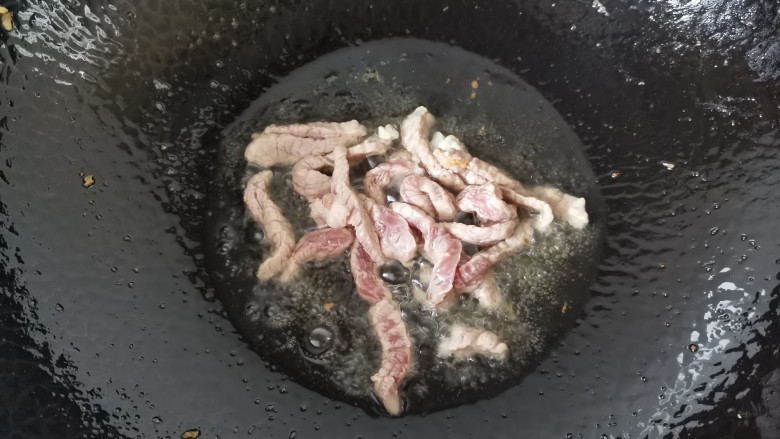 鸡蛋炒乌冬面,锅里再倒入少许油,放入肉丝