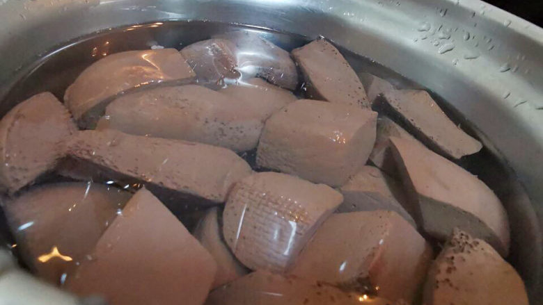 香辣鸭血,鸭血与黑豆腐焯水后,还要泡在水里备用