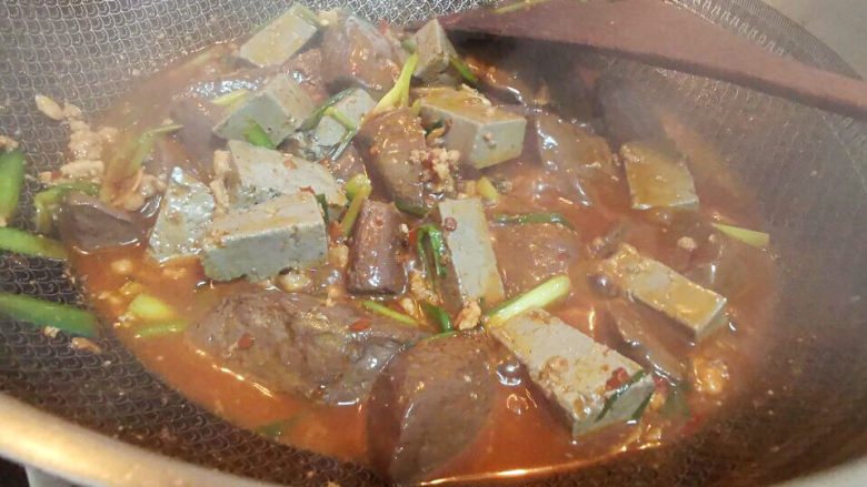 香辣鸭血,来点高汤,大火烧开