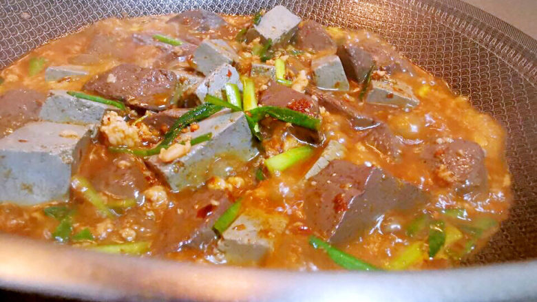 香辣鸭血,煮至入味后,勾芡即可