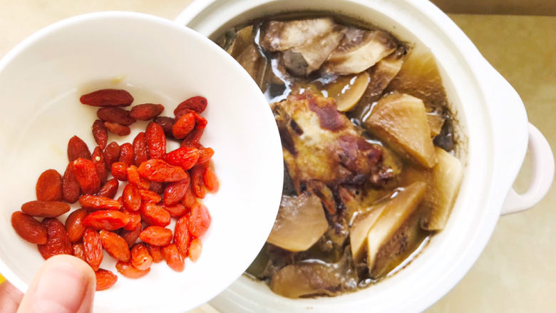 萝卜炖鸭肉,打开慢炖档,大约炖两个小时左右,加入<a style='color:red;display:inline-block;' href='/shicai/ 142822'>枸杞子</a>