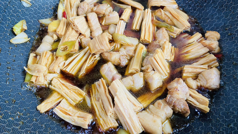 腐竹红烧肉,留点汤汁拌米饭,味道超级赞