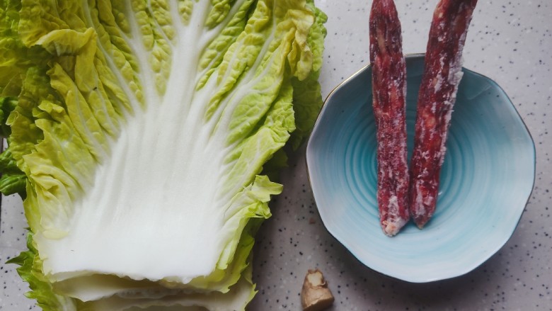 腊肉炒白菜,首先我们准备好所有食材