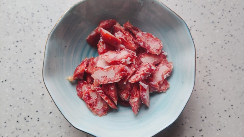 腊肉炒白菜,<a style='color:red;display:inline-block;' href='/shicai/ 4536'>腊肠</a>冲洗一下,然后切成薄片