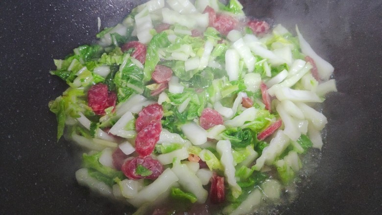 腊肉炒白菜,翻炒至白菜稍稍变软,体积变小