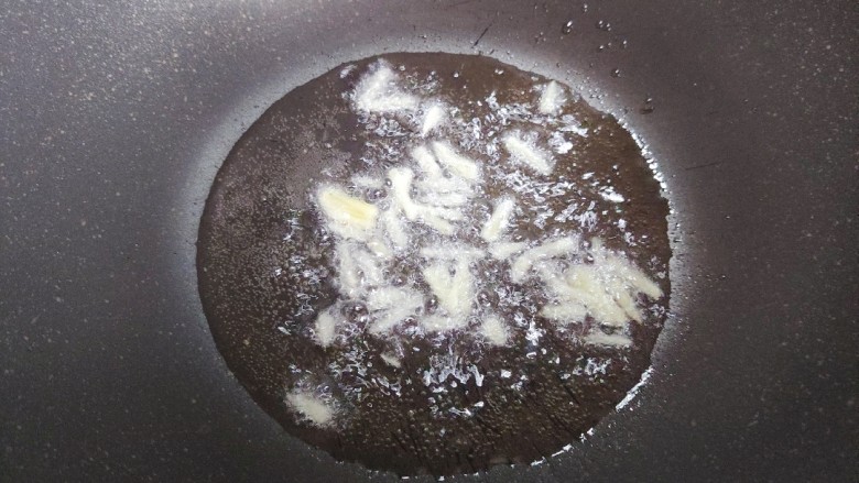 腊肉炒白菜,待油热,下姜丝,炒香