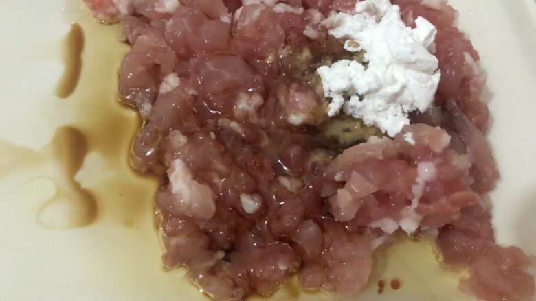肉末青豆,加入生抽、淀粉、油搅匀腌制备用