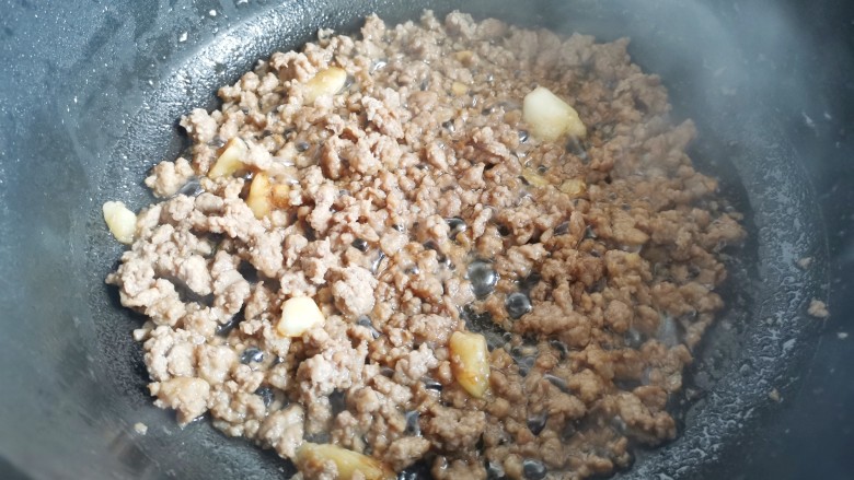 肉末青豆,加入肉末炒至变白盛出,