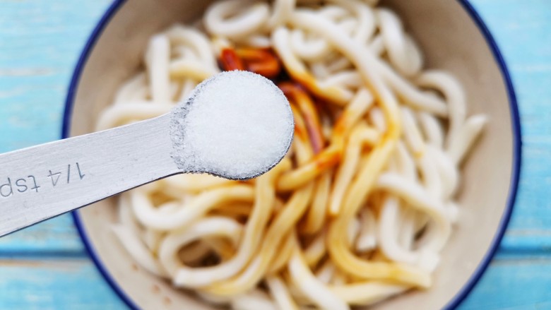 鸡蛋炒乌冬面,一勺盐,