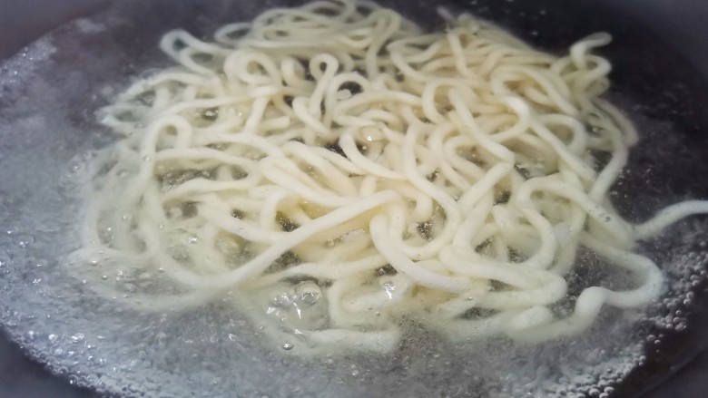 鸡蛋炒乌冬面,锅中烧开水放乌冬面煮熟,