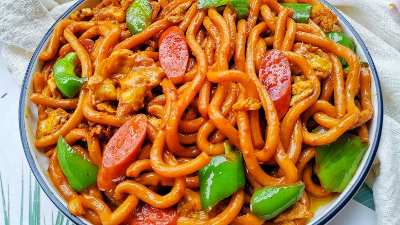 鸡蛋炒乌冬面,盛出,