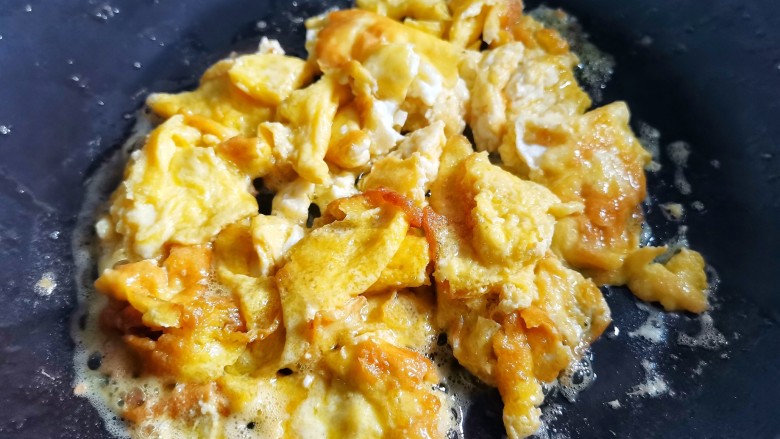 鸡蛋炒乌冬面,鸡蛋炒熟铲小块